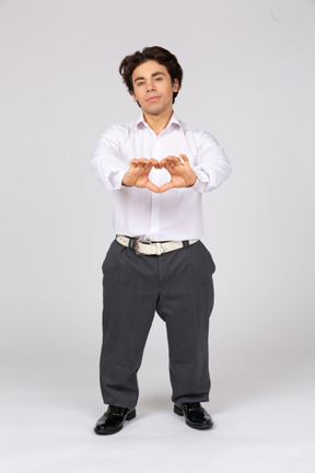 Joven mostrando un signo de corazón con las manos