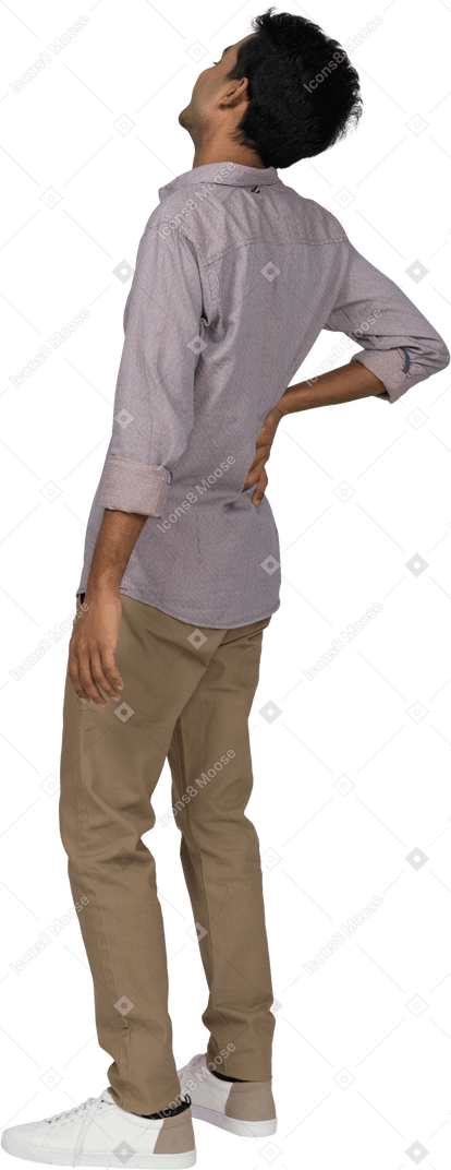 Hombre en ropa casual de pie