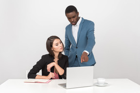 Colegas mirando algunas cosas de trabajo en la computadora