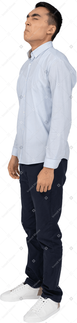 Hombre en ropa casual de pie