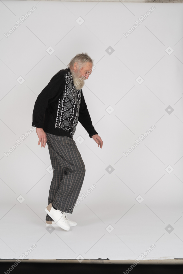 Homem velho andando na lua