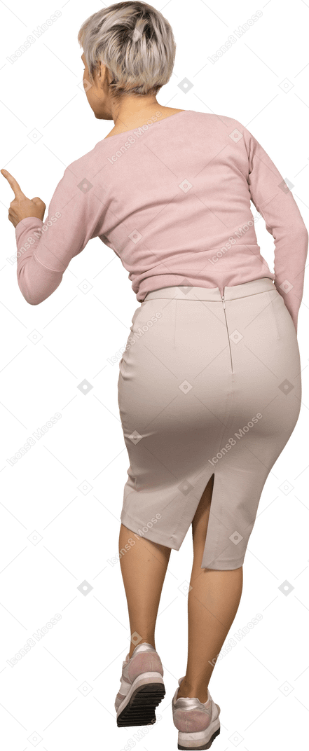 警告サインを作るカジュアルな服装の女性の背面図