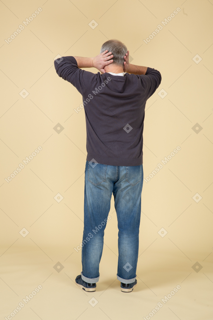 Mann in freizeitkleidung posiert