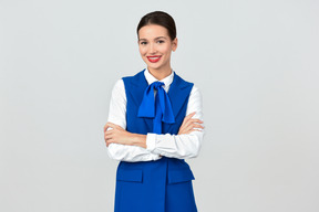 Bellissimo assistente di volo in uniforme blu