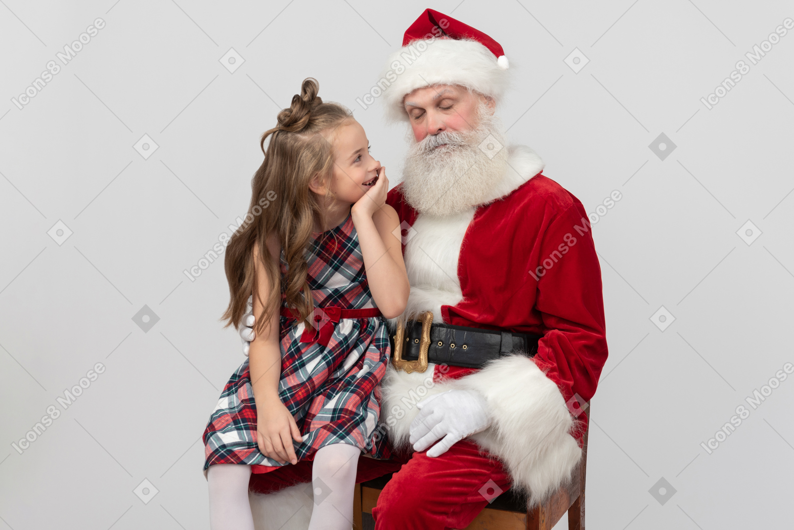 小女孩坐在圣诞老人的膝盖上，他睡着了