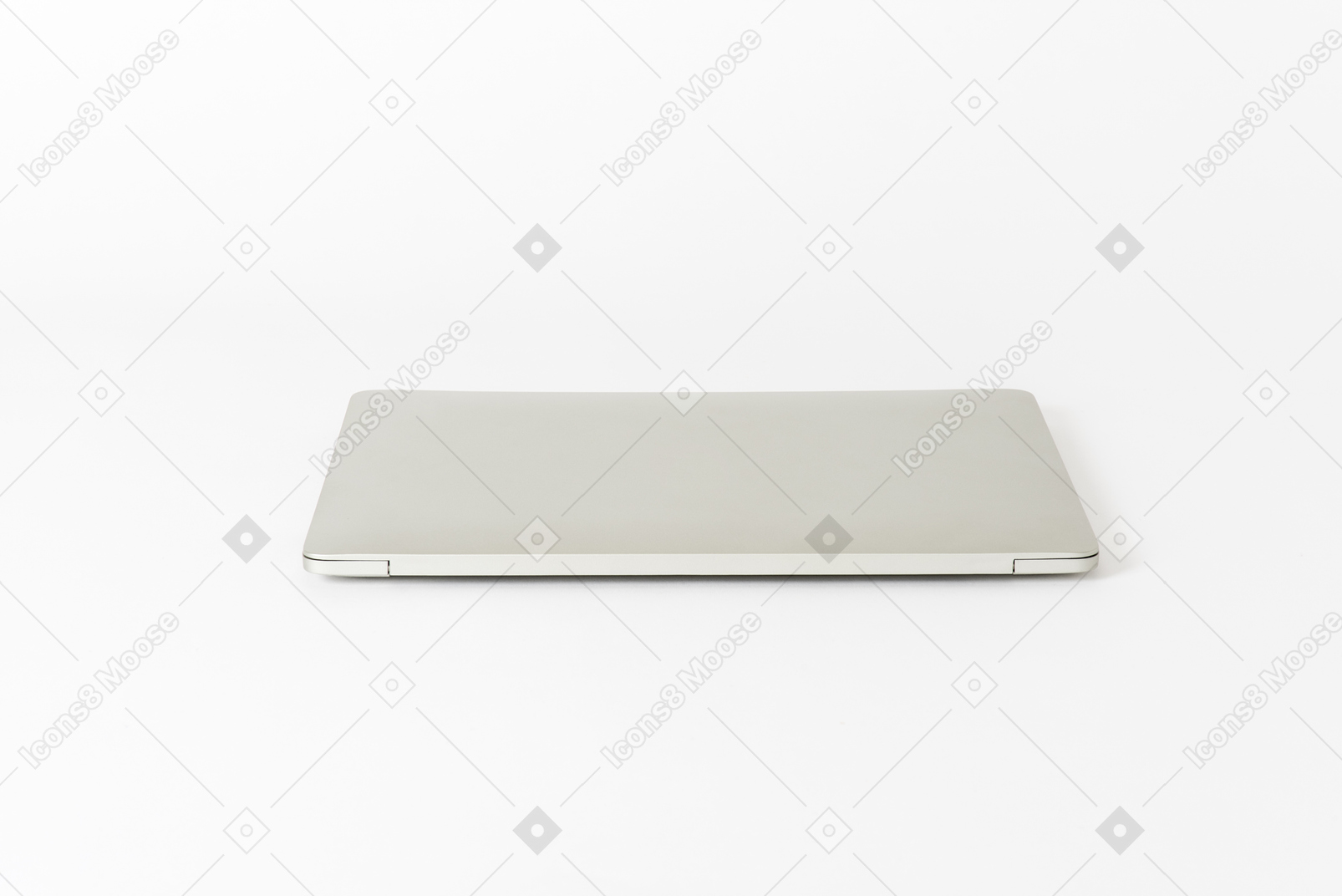 テーブルの上の閉じたノートパソコン