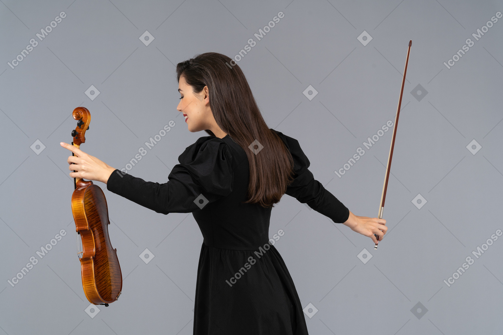 一位身着黑色连衣裙的女小提琴手鞠躬的四分之三后视图