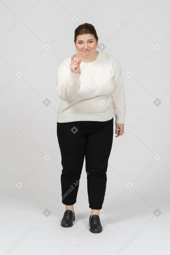 Vista frontale di una donna grassoccia che gesticola