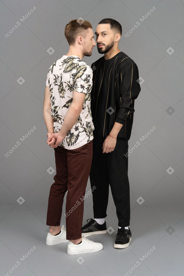 Deux jeunes hommes debout nez à nez