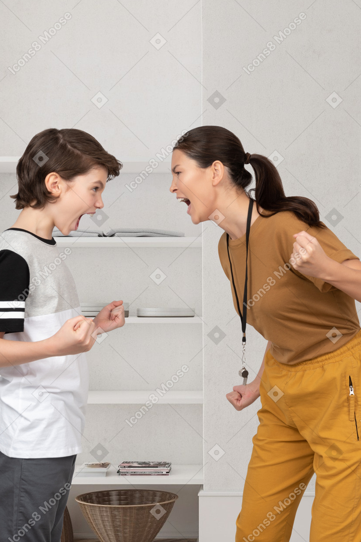 Niño y mujer gritándose el uno al otro