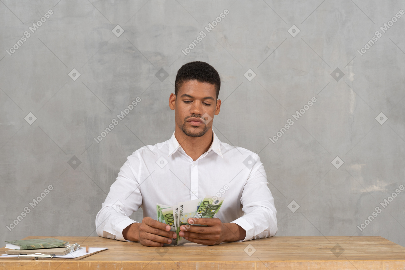 Junger mann sitzt und zählt sein geld