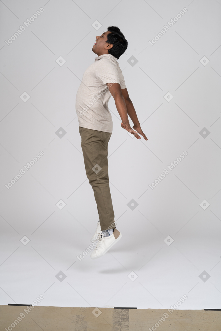Homem em roupas casuais pulando