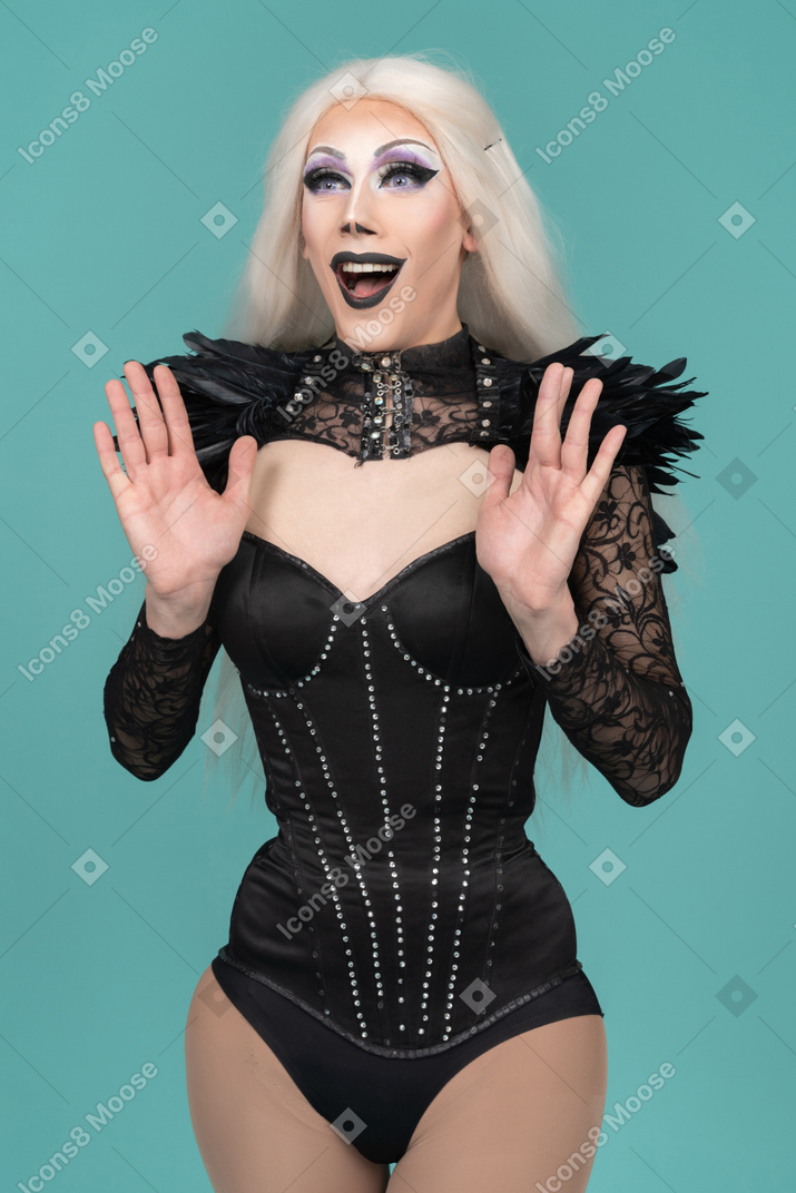 Пораженный трансгендер поднимает руки от радости
