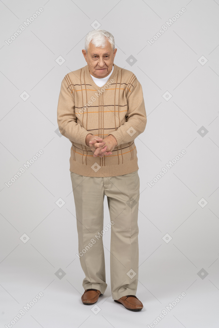 Vorderansicht eines alten mannes in freizeitkleidung