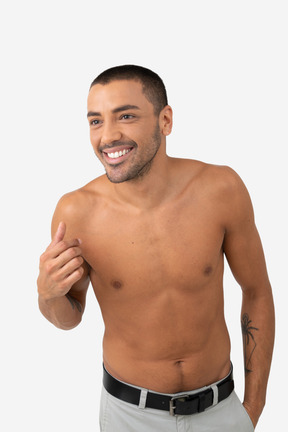 Jovem barechested com um belo sorriso