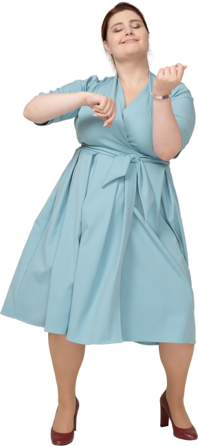 一个穿蓝色裙子的女人假装在拉小提琴的前视图