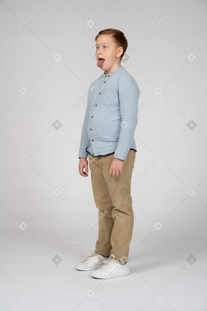 Смешной мальчик показывает язык