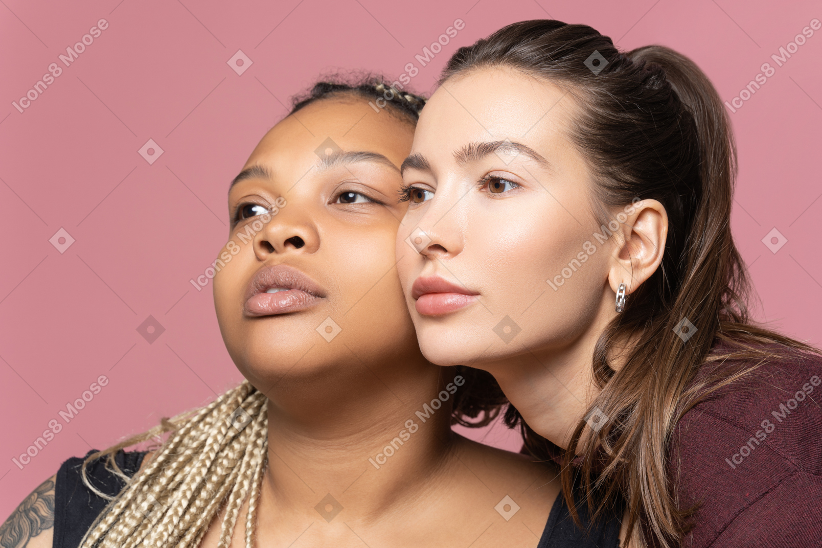 Due donne che guardano allo specchio trasparente
