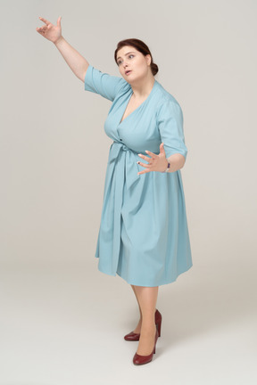 一个穿蓝色裙子的女人的侧视图，显示某物的大小