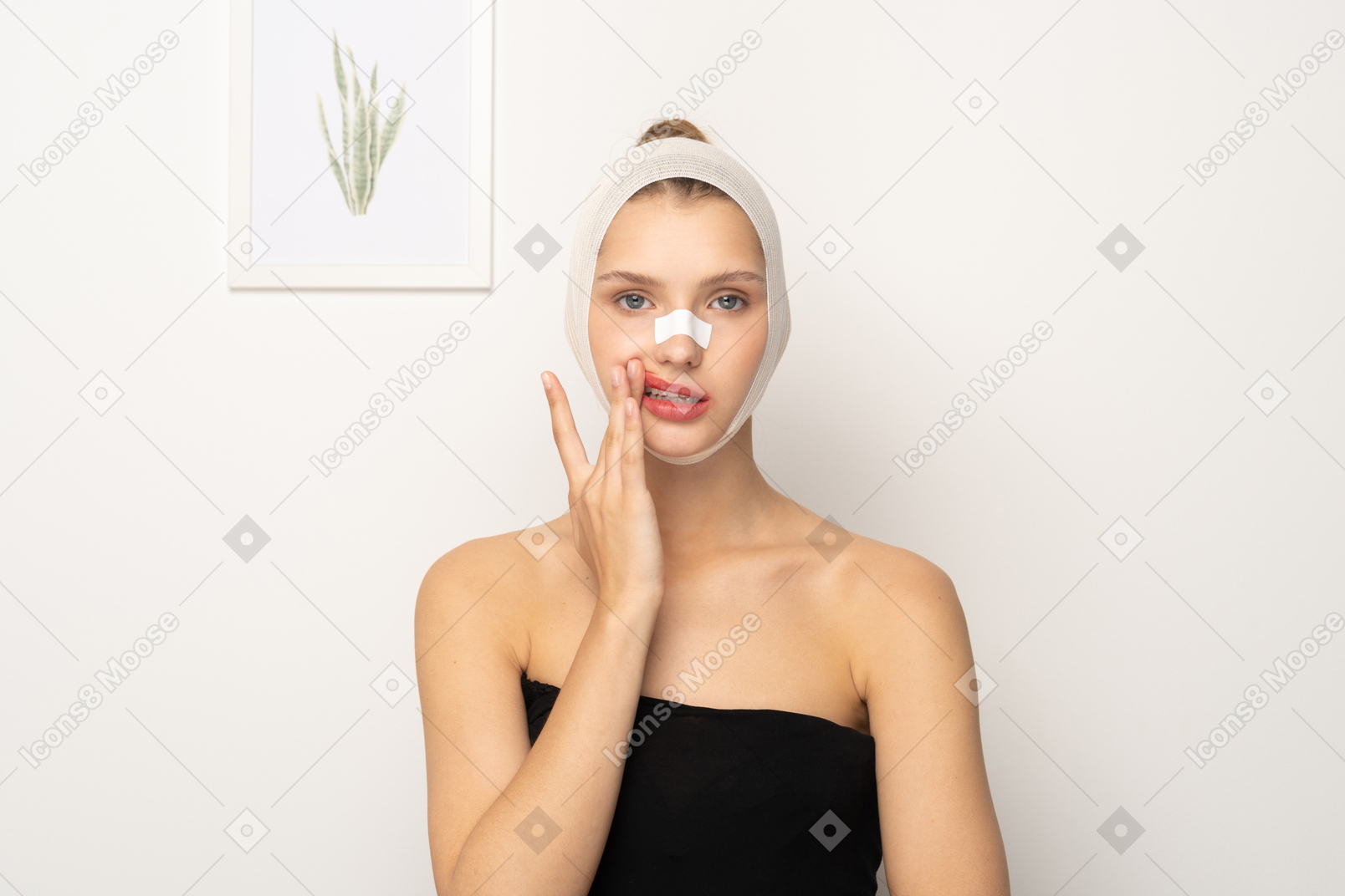 Vista frontal de uma paciente do sexo feminino esticando a boca