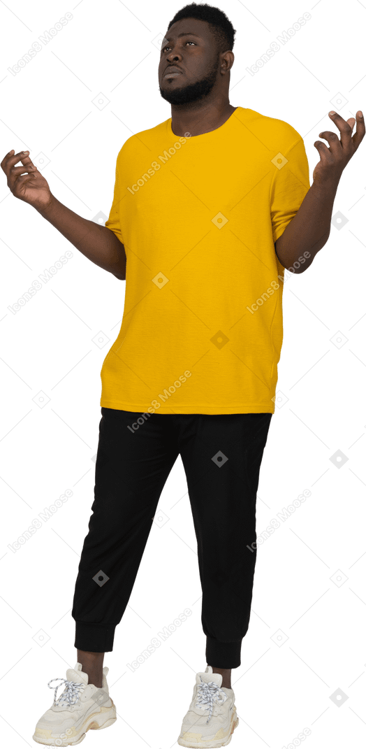 Visão de três quartos de um jovem de pele escura em uma camiseta amarela levantando as mãos
