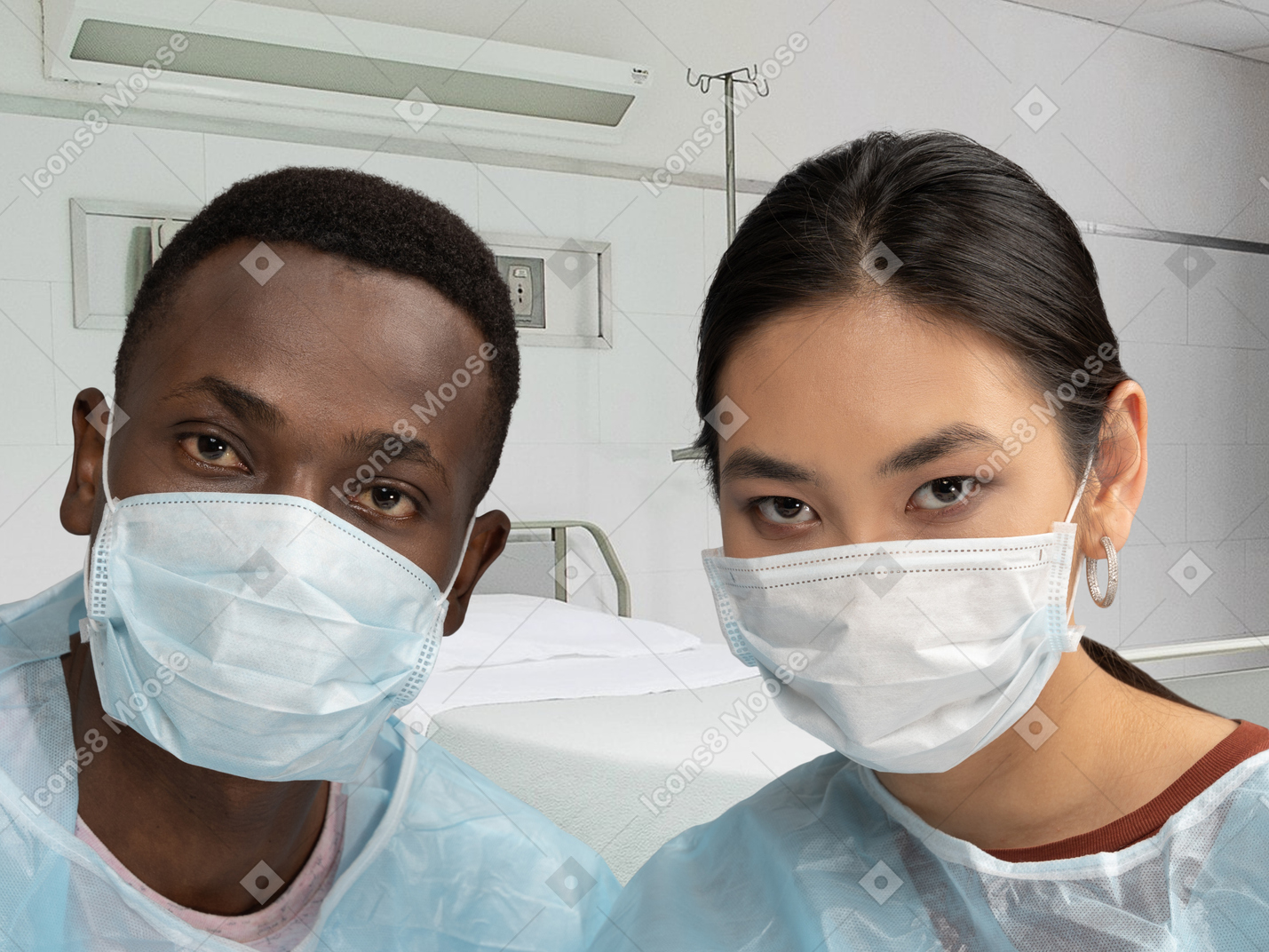 Un couple de médecins masqués