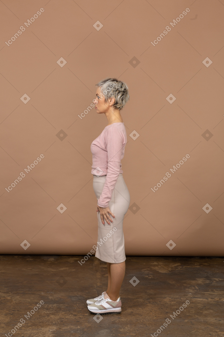 Frau in freizeitkleidung, die im profil steht