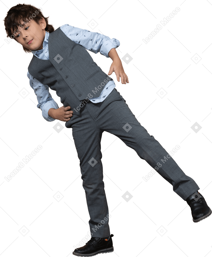 Vista frontal de un niño en traje de equilibrio sobre una pierna con la mano en la cadera