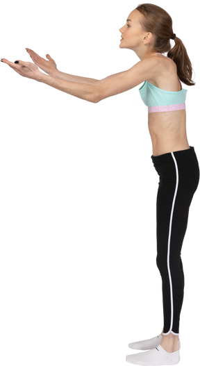 Vista lateral de una jovencita en ropa deportiva levantando las manos y cuestionando