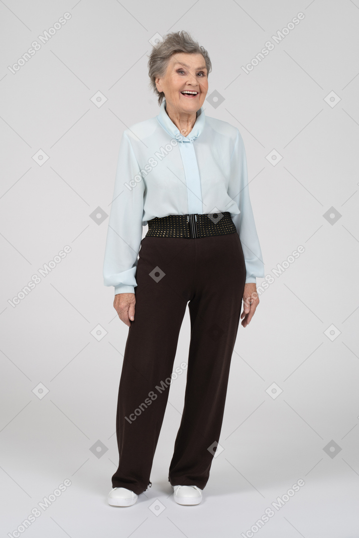 Вид спереди на пожилую женщину, счастливо улыбающуюся