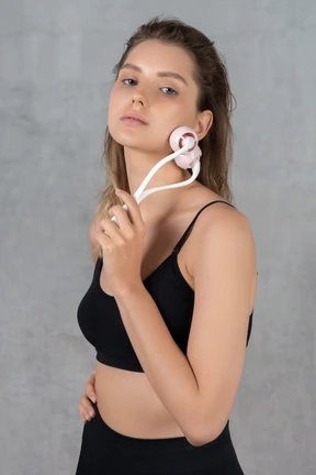 Retrato, de, un, mujer joven, utilizar, cara, rodillo