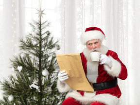Weihnachtsmann liest ihre geschenkliste