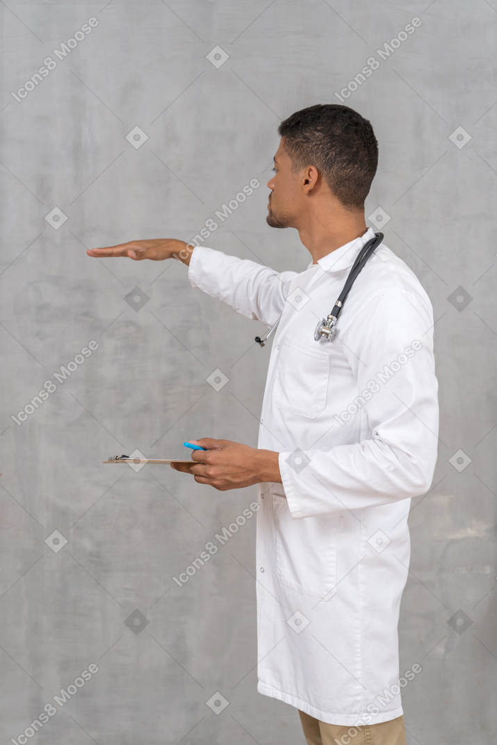 Médico com prancheta mostrando a altura de algo