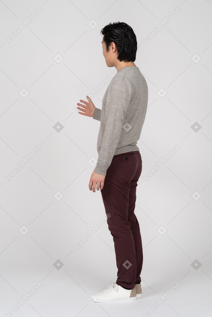 Homme en tenue décontractée debout