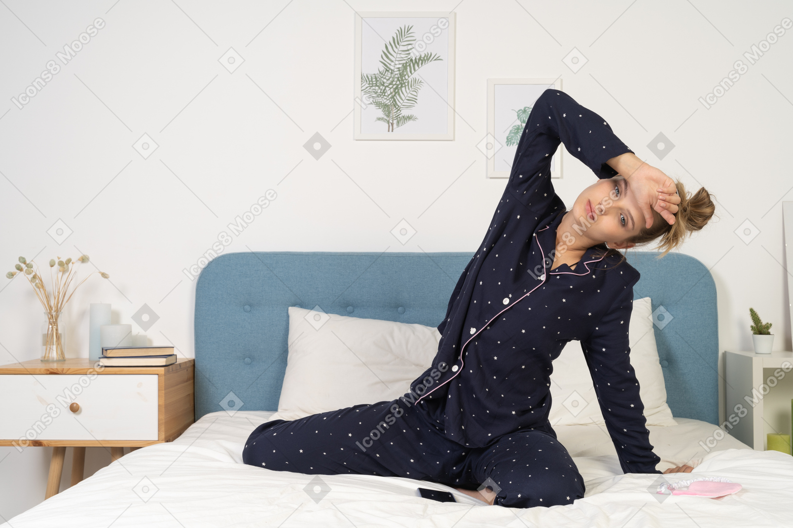 Vista frontal de uma jovem entediada de pijama dormindo na cama