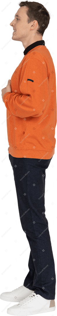 Joven en sudadera naranja de pie