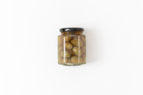 Olives en conserve dans un bocal en verre