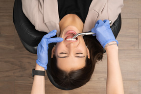 Paciente emocional do sexo feminino no dentista