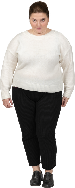 Mulher tamanho plus size com suéter branco olhando para a câmera