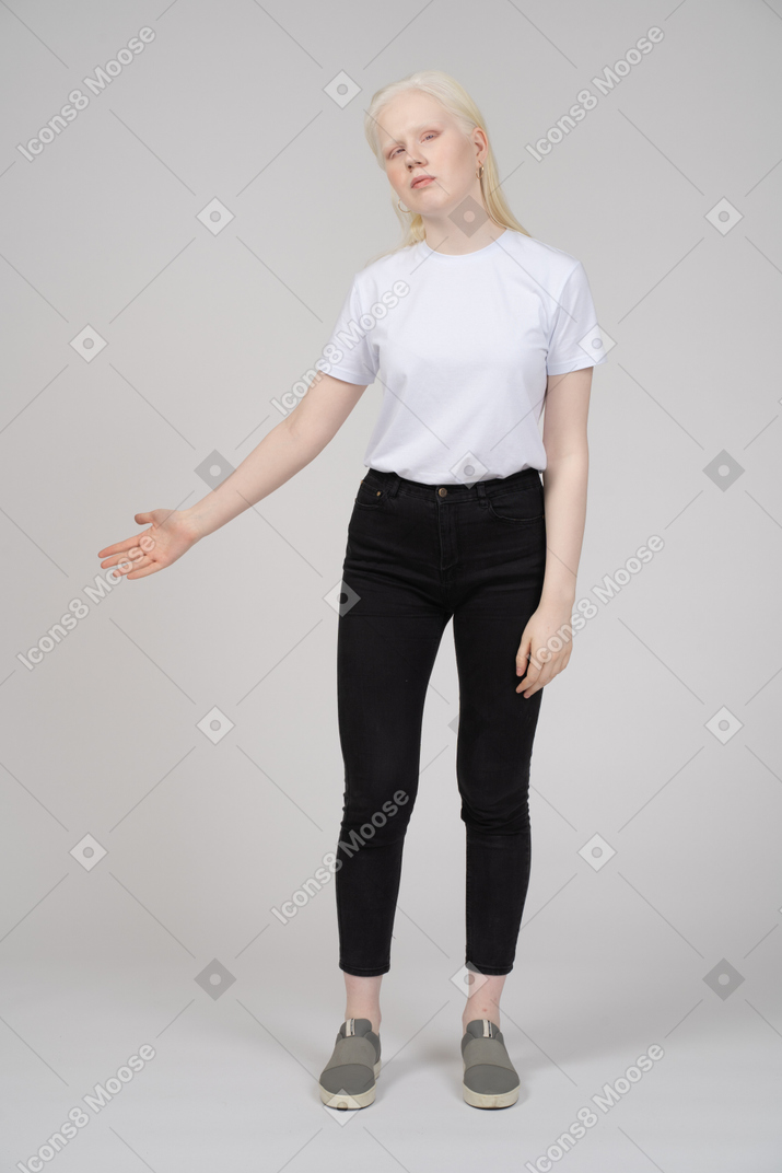Vista frontal de una niña levantando el brazo izquierdo
