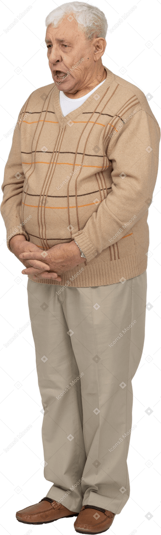 Vista frontal de um velho em roupas casuais fazendo caretas