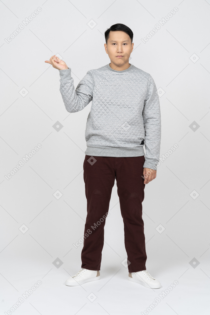 Homme en tenue décontractée debout