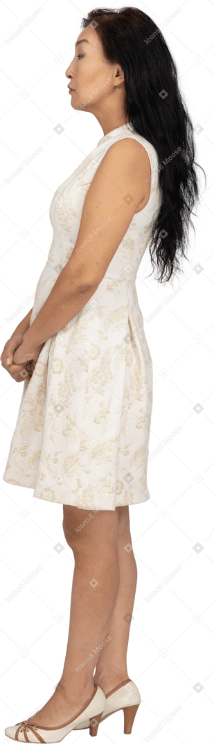 Frau im schönen kleid stehend