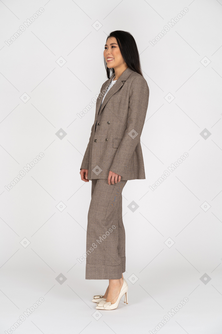 茶色のビジネススーツで笑顔の若い女性の4分の3のビュー