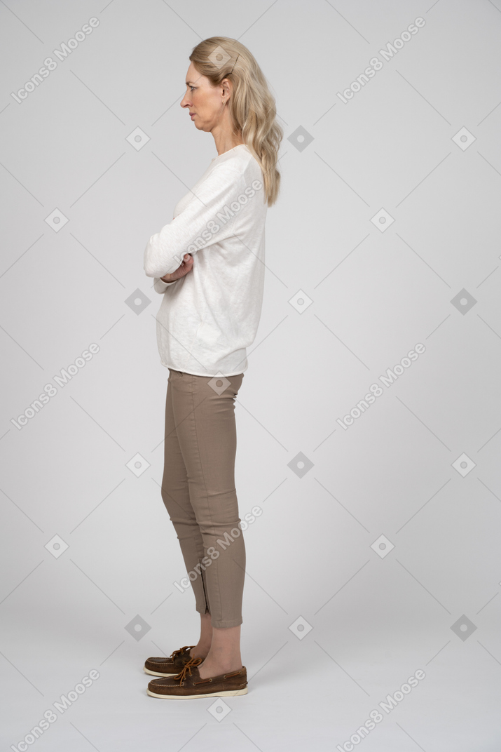 立っているカジュアルな服を着た女性