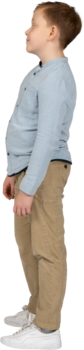 Ragazzo carino in piedi di profilo