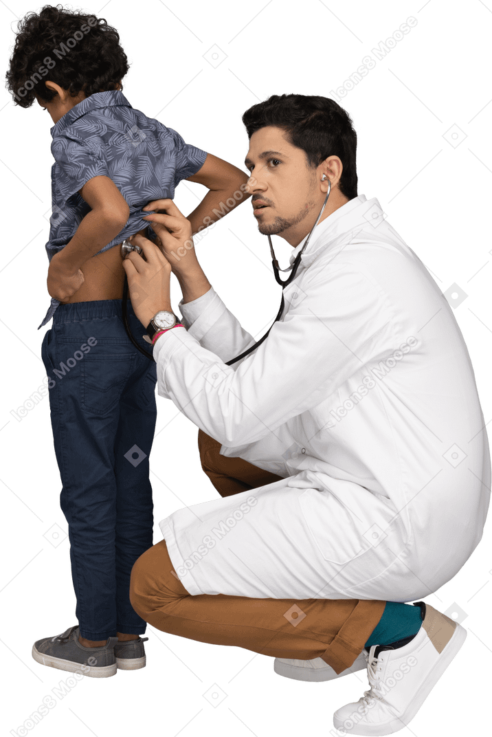 Médico examinando criança