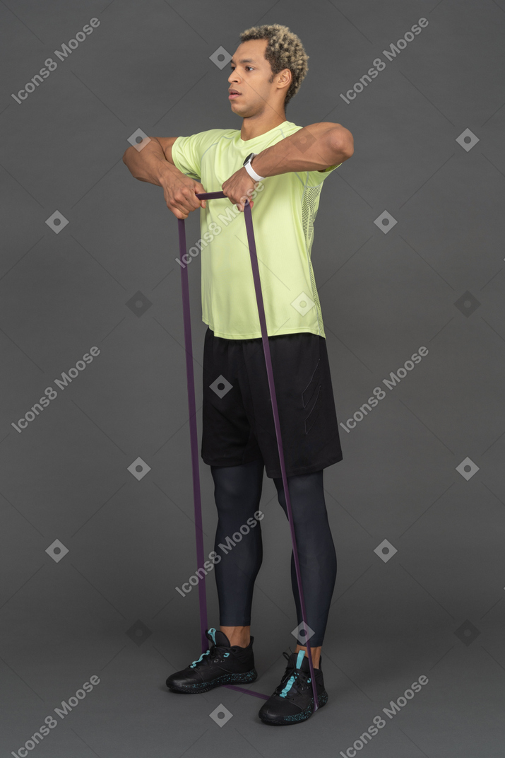 Homem usando faixa de resistência para exercício