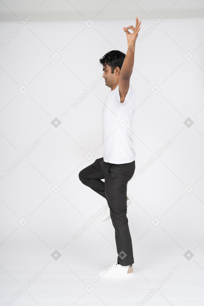 Mann im weißen t-shirt, das yoga tut