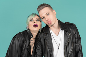 Couple punk montrant des langues et faisant des grimaces